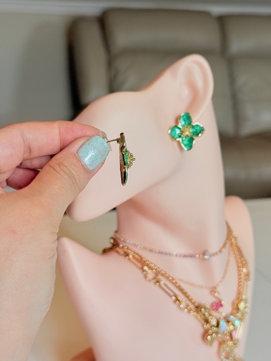 Idyllia stud earrings, Clover, Green, 18K gold finish  Green Clover Flower Stud Earrings - Gold Tone